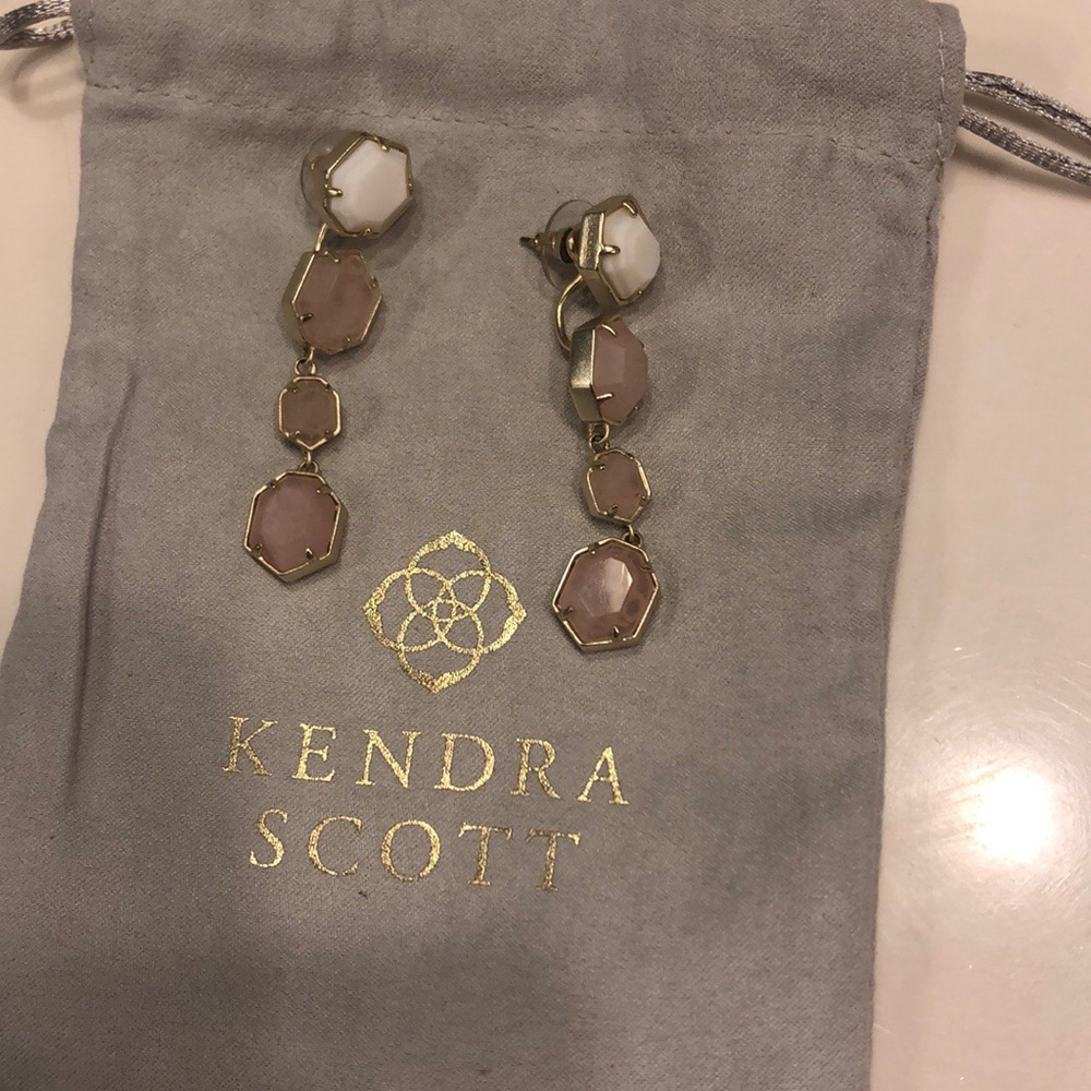Kendra Scott Ruthie earrings in gold!